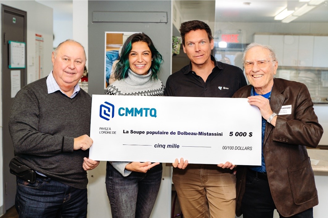 Rémi Rousseau, maire suppléant et conseiller municipal de Dolbeau-Mistassini, Sara Dufour, lauréate de La Voix, David Bouchard, administrateur de la CMMTQ représentant la région Côte-Nord, Saguenay–Lac-Saint-Jean et Abitibi-Témiscamingue, et Réal Dufour, président du financement de La soupe populaire.